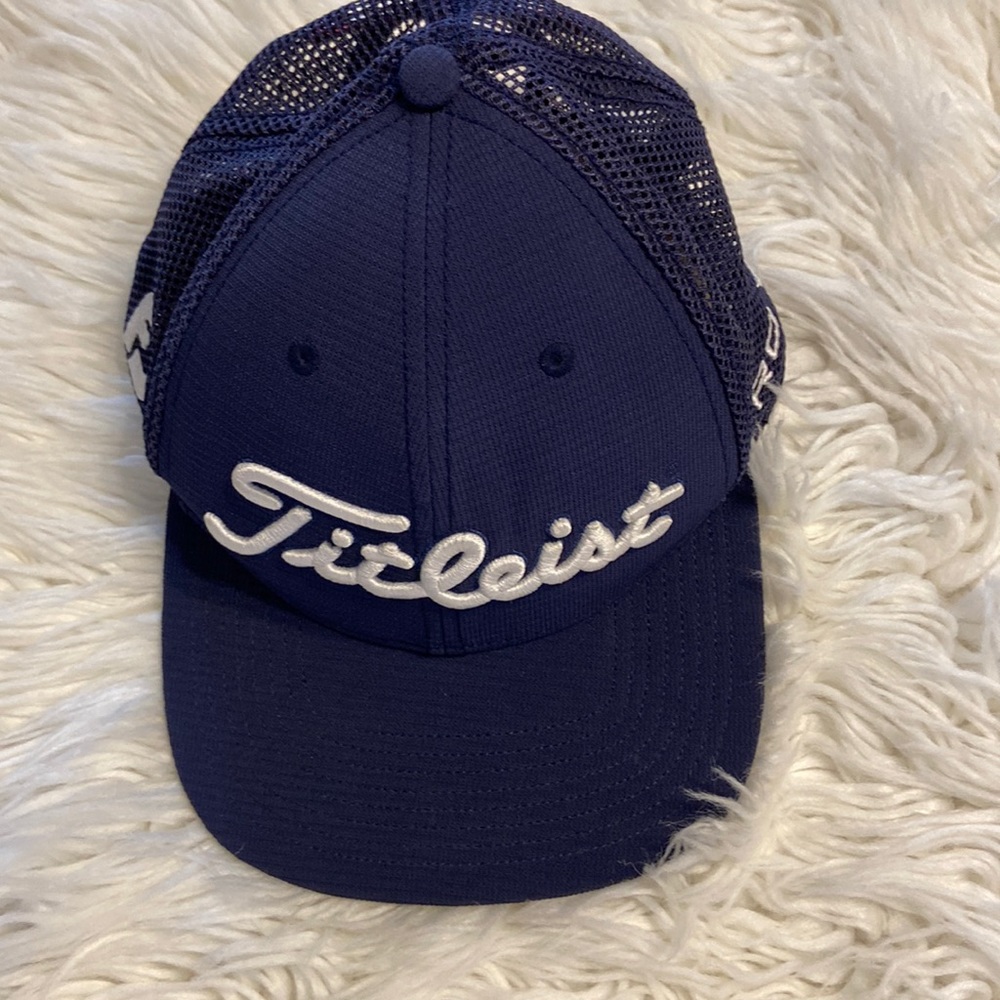 Fitleist Hat excellent condition navy blue color